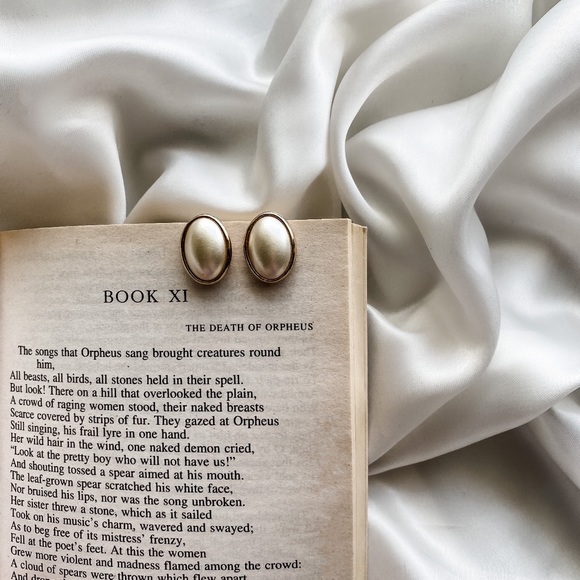 Vintage 1950s Gold Framed Faux Pearl Clip Earrings - Picture 7 of 7